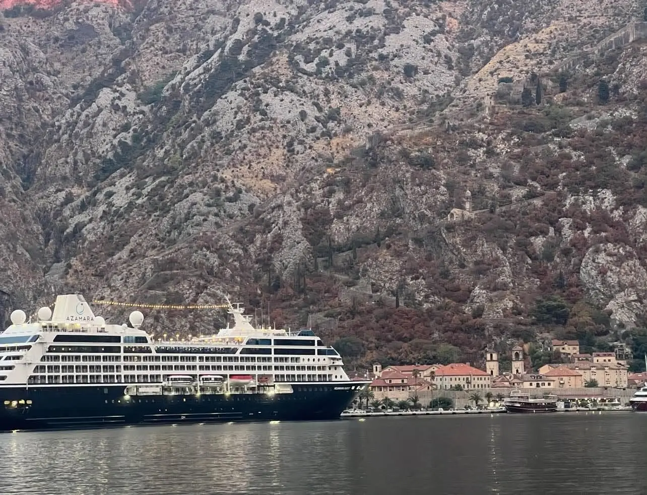 Drama u brdima iznad Kotora: Belgijanac ostao zarobljen na litici, helikopter Vojske Crne Gore poslat na teren (FOTO)