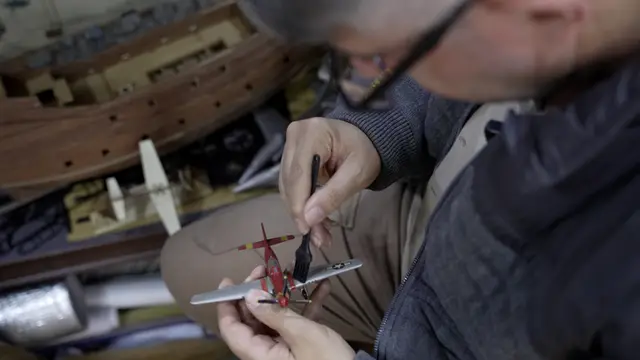 Samir duže od tri decenije skuplja makete aviona / foto: RINA