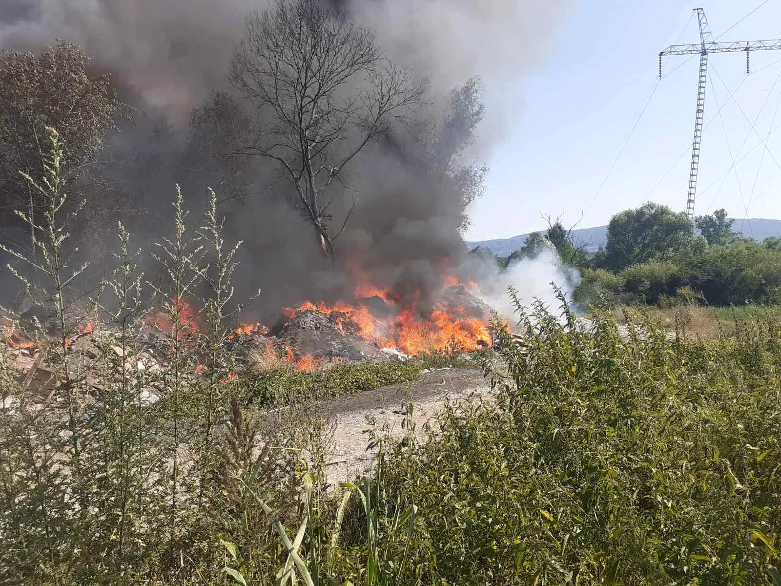 Ne otvarajte prozore - hitan apel za građane Kragujevca: Požar na deponiji saniran, sve ekipe na terenu