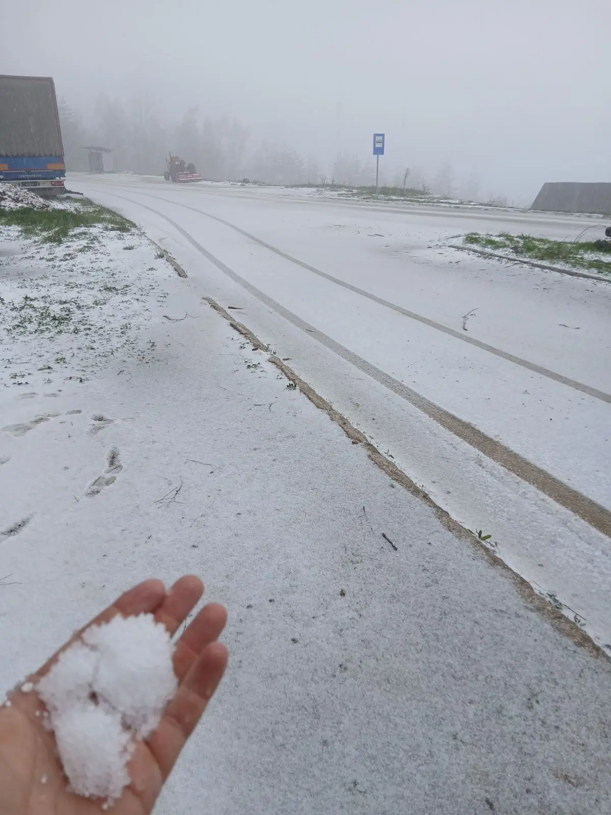 Sve obelelo kao da je januar, putari izašli na teren: Sneg pao u ivanjičkim selima, meštani u strahu zbog malina (FOTO)