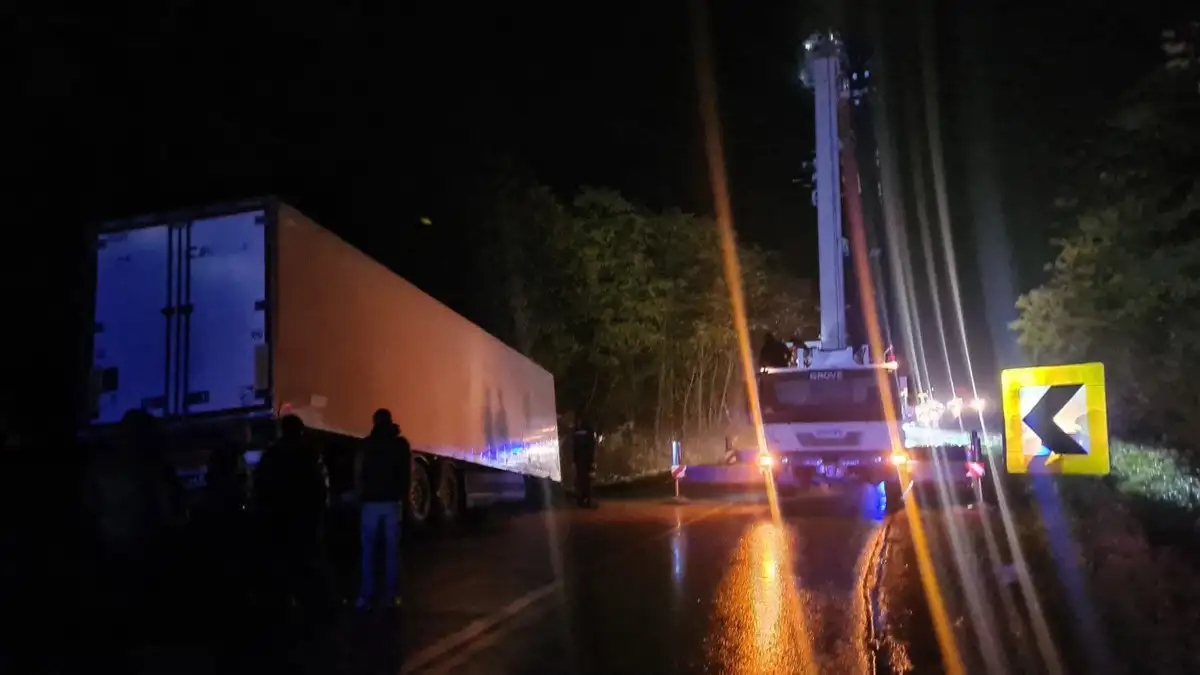 Potpuni kolaps na ovoj deonici: Saobraćaj na starom putu Čačak–Kraljevo još uvek obustavljen, šleper ni posle više sati nije izvučen (FOTO)