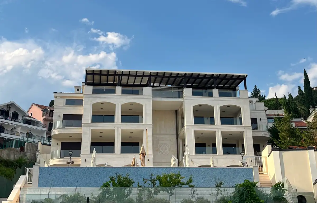 Zidovi u staklu, ogroman bazen i papreno skupe palme: Ovako u jeku sezone izgleda raskošna vila Karića u Herceg Novom - prelepa ali potpuno prazna (FOTO)