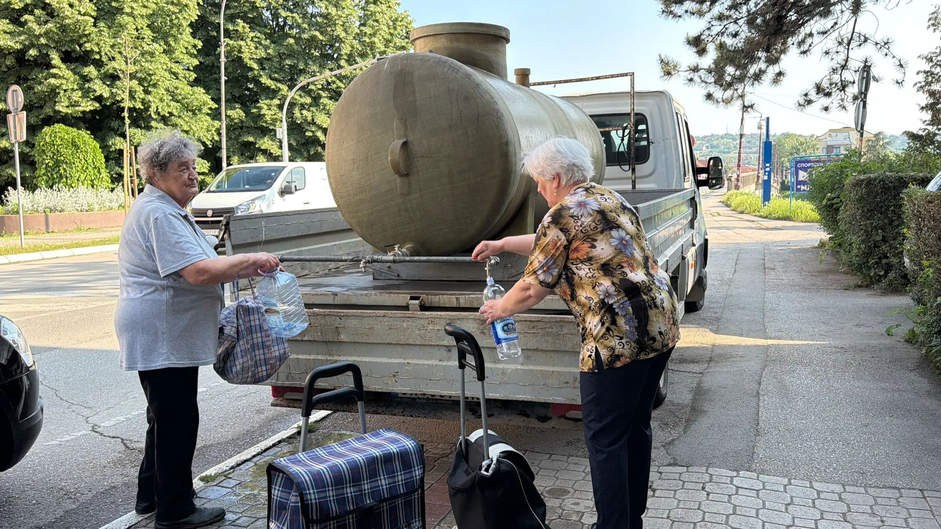 Bez kapi vode - Čačani pokupovali sve zalihe iz prodavnica, od jutros pune na cisternama: Dobre vesti sa terena - radovi na sanaciji ulaze u završnu fazu (FOTO)(VIDEO)