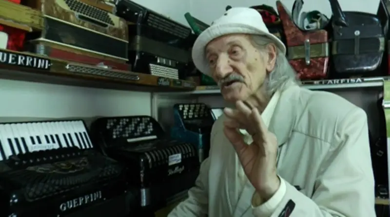 Ovo je čuveni srpski majstor harmonike: Deda Mijo gazi desetu deceniju ali i dalje pravi i popravlja harmonike - dokazuje da su godine samo broj na papiru (FOTO)