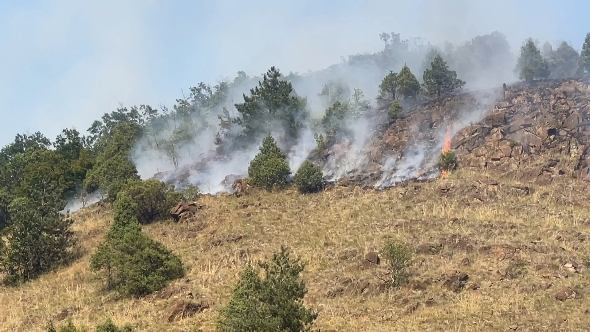 Vetar pogoršava situaciju, požarište dugačko preko 20 kilometara: Ovo je trenutno stanje kod Kraljeva, desetine vatrogasaca-spasilaca na terenu (FOTO)(VIDEO)