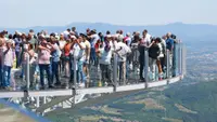 Neverovatna slika sa vrha Kablara: Vučić otvorio stakleni vidikovac i sam stao na ovo "čudo" pa poručio - može da izdrži preko 130 tona (FOTO)