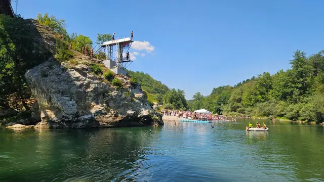 Skokovi sa stene u reku Lim / foto: RINA