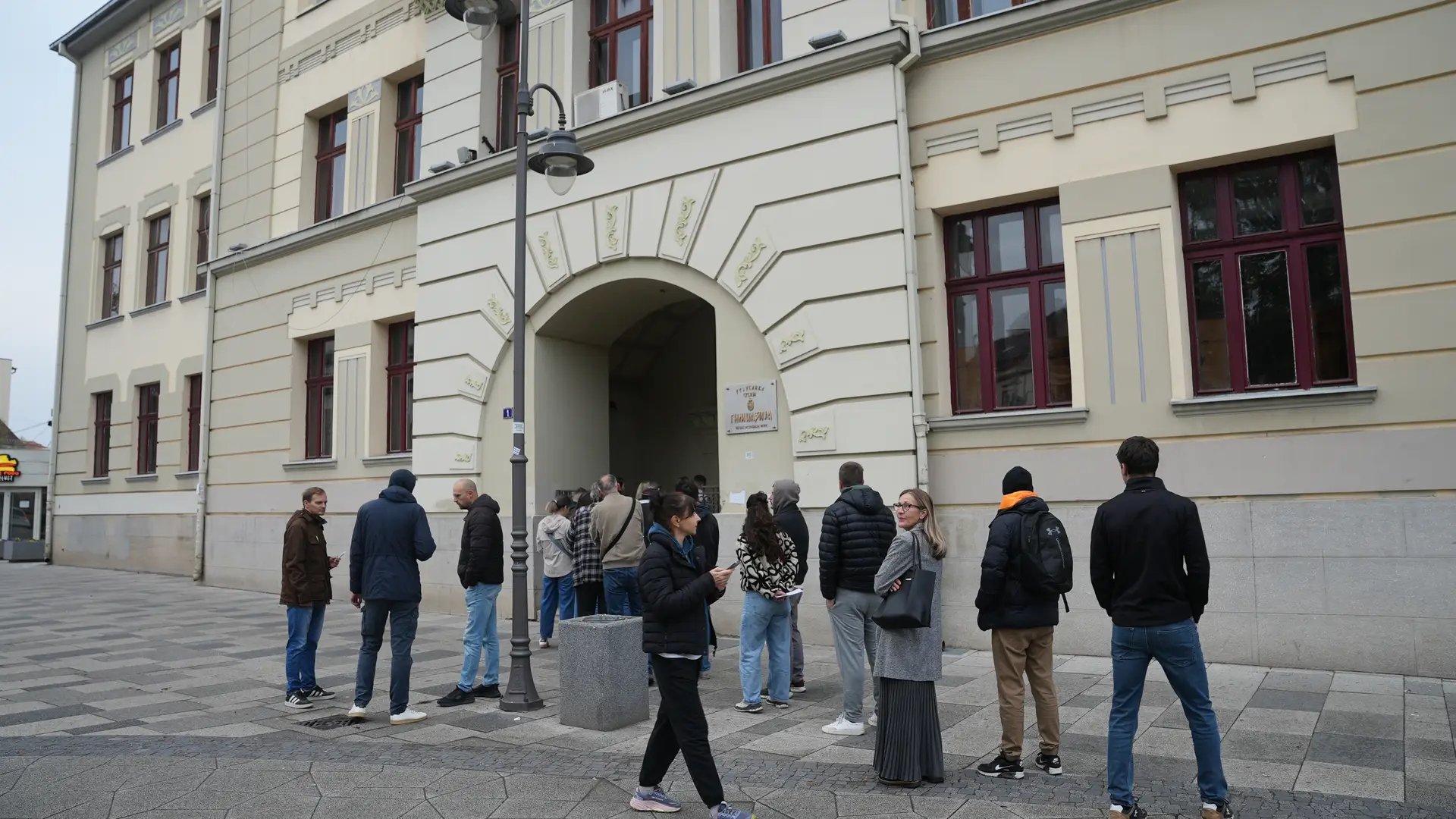 Incident u čačanskoj Gimnaziji: Jedan od kontrolora bahato zgužvao glasaču listić - reagovala policija