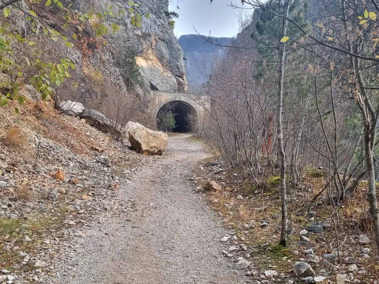 Da nije ova tabla malo ukrivo: Ovako danas izgleda tunel u kom je sniman kultni srpski film, obilaze ga samo slučajni prolaznici (FOTO)