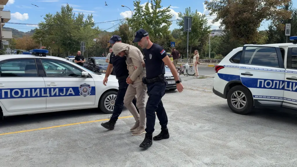 Držao Uzbekistance kao taoce, uzeo im pasoše i nije plaćao zaradu: Uhapšen muškarac u Novom Pazaru zbog sumnje na trgovinu ljudima - njemu oduzet skupoceni džip (FOTO)(VIDEO)