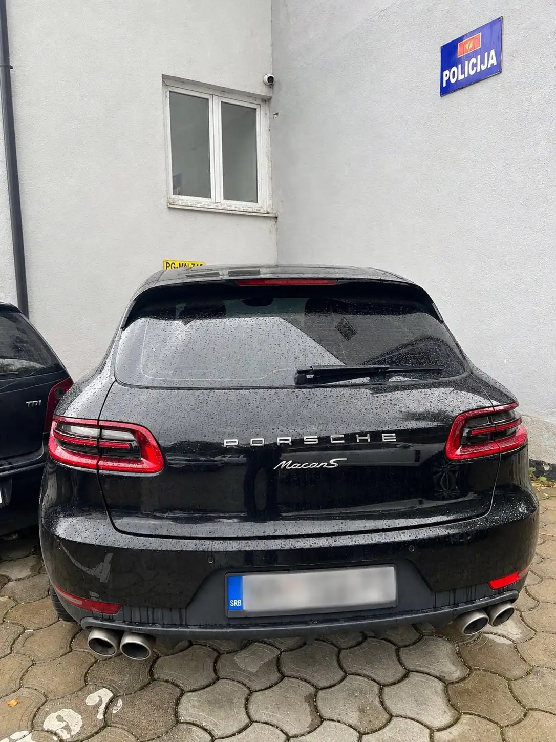 Policija oduzela luksuzni "porše makan" sa srpskim tablicama: Pretresi u šest gradova, pronađeni pištolji, puške, municija i 33.100 evra (FOTO)