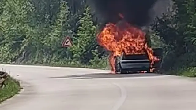 Zapaljen automobi na magistrali ka Mokroj Gori/ Foto: RINA