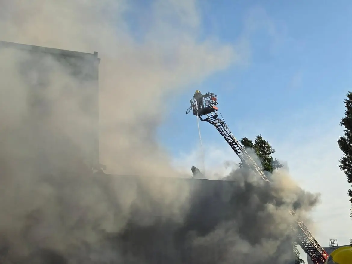 Detonacije odjeknule, pa buknuo požar u magacinu „D Ekspresa“: Povređeni mladić i žena u Novom Sadu (FOTO)