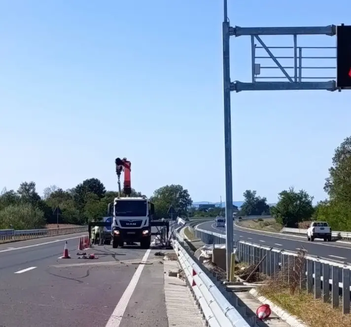 Prve slike sa udesa na auto-putu Preljina–Adrani: Automobil udario u signalnu prikolicu, pričinjena velika šteta (FOTO)