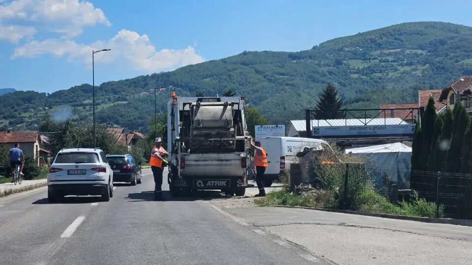 Bravo za ove tihe ulične heroje: Komnalni radnici u Prijepolju čiste kontejnere i po najvećim vrućinama, građani im zahvalni (FOTO)