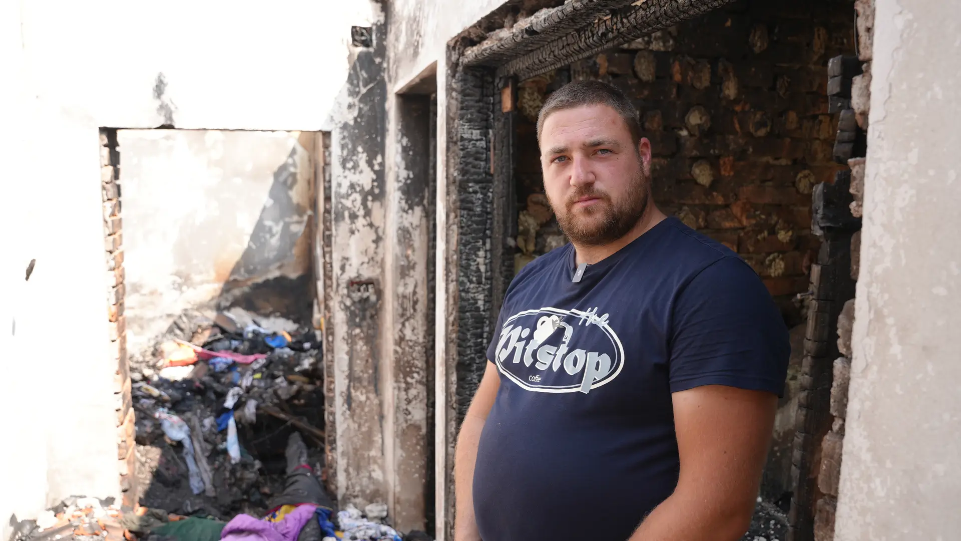 Grom udario u porodičnu kuću, majka sa dvoje dece bila unutra: Požar progutao dom Pavlovića - sve što su godinama stvarali nestalo za pola sata (FOTO)