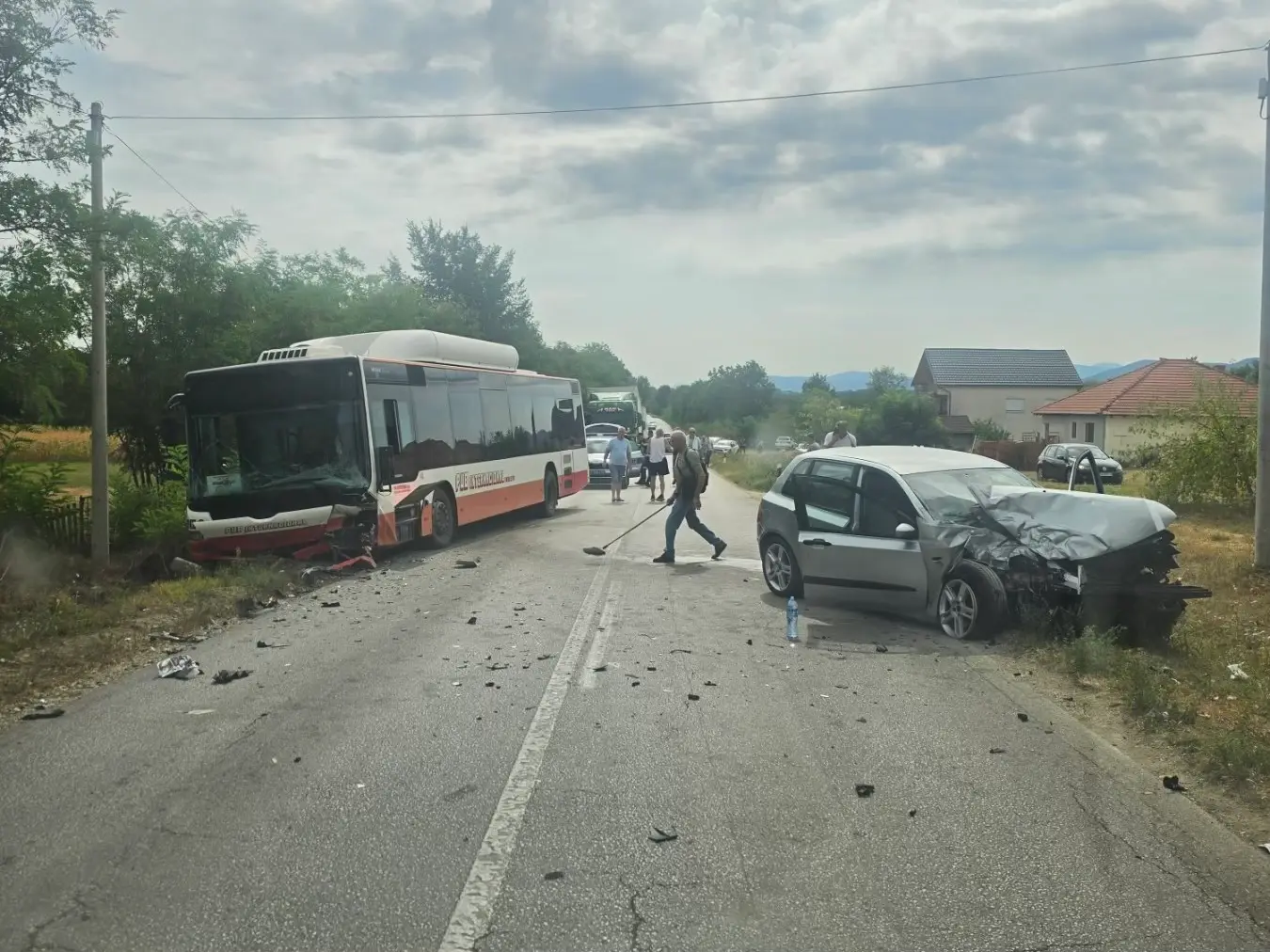 Težak sudar autobusa i automobila kod Čačka: Saobraćaj potpuno obustavljen, pričinjena ogromna šteta (FOTO)