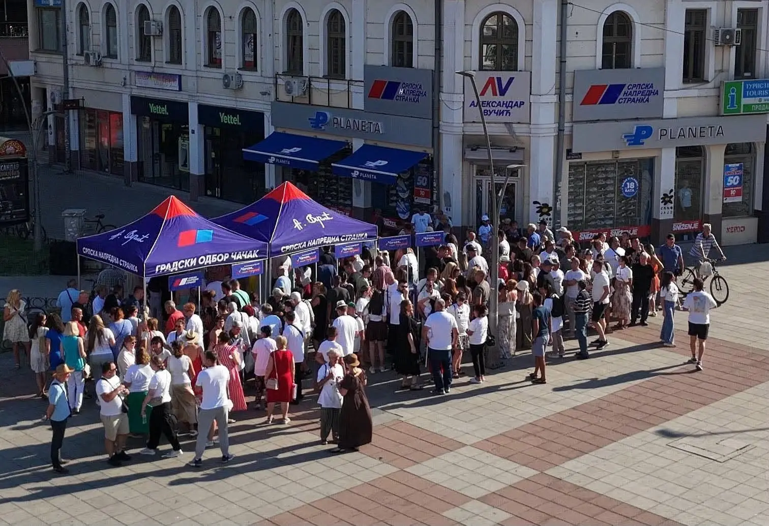 Srbija definitivno pobeđuje - to pokazuje i ova slika iz centra Čačka: Na trgu u isto vreme okupile se pristalice SNS i studentskog pokreta, sve prošlo bez tenzija a jedan štand daleko posećeniji (FOTO)