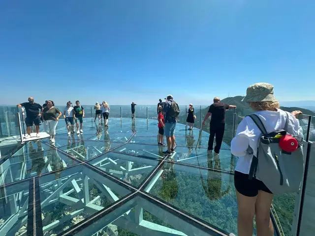 Stakleni vidikovac na Kablaru obara rekorde posećenosti / foto: RINA