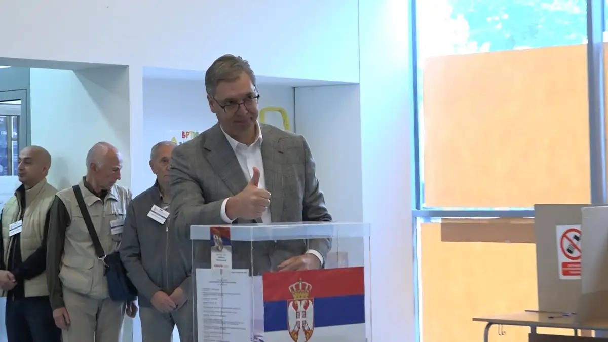 Vučić čekao u redu kao svi građani: Glasao na Novom Beogradu sa suprugom Tamarom (FOTO)(VIDEO)