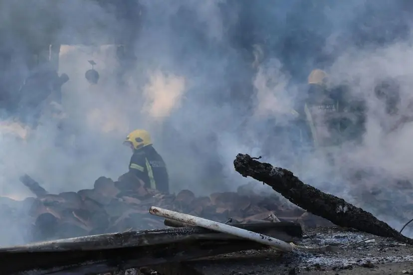 Grom udario u porodičnu kuću i zapalio je: Lazići ostali bez krova nad glavom - prozori su se stresli a onda su videli da gori krov