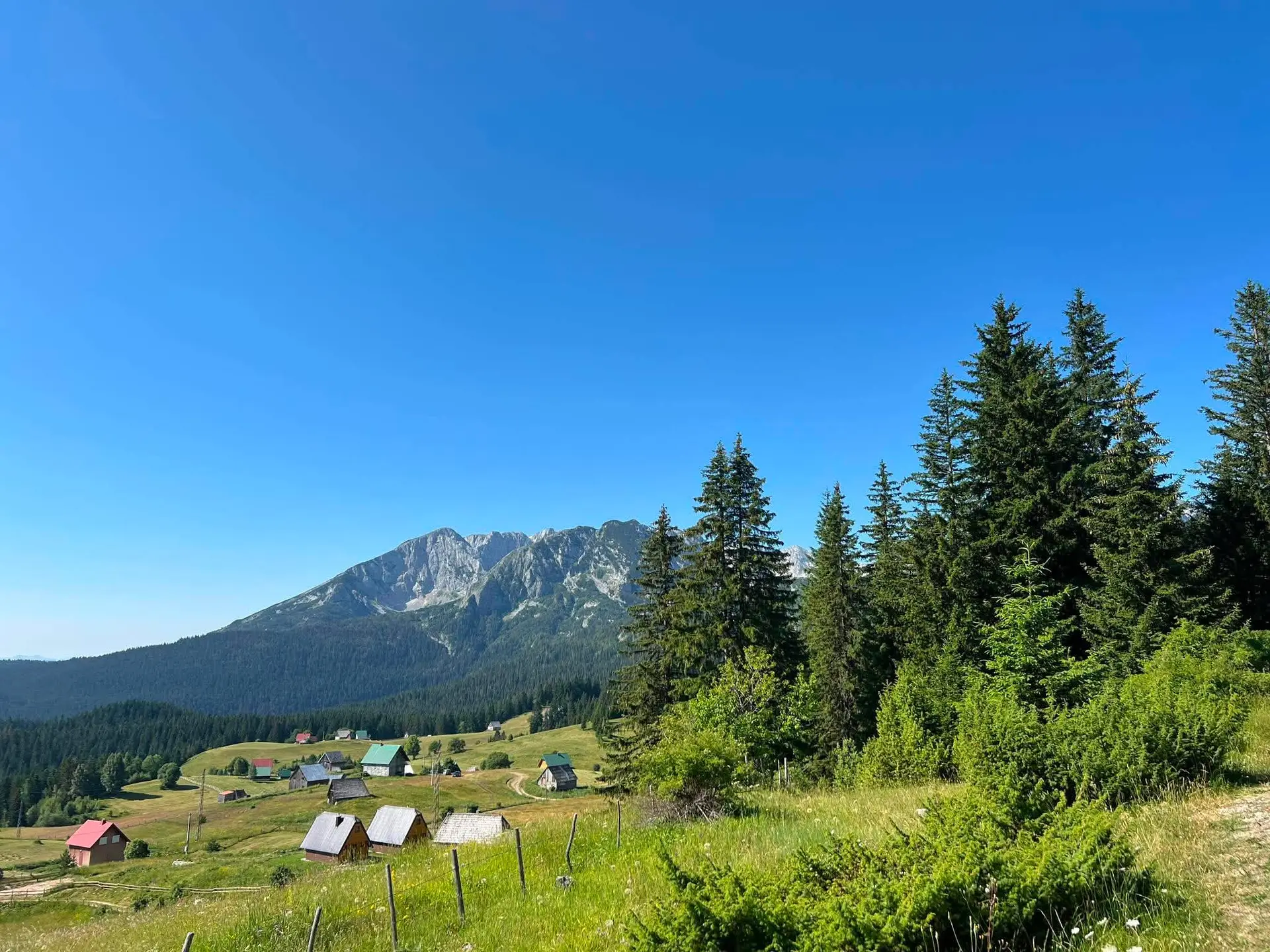 Ovo je jedinstveno selo na Balkanu, evo i zbog čega: Bosača - jedino stalno naseljeno mesto na 1.600 metara nadmorske visine, prizori oduzimaju dah (FOTO)