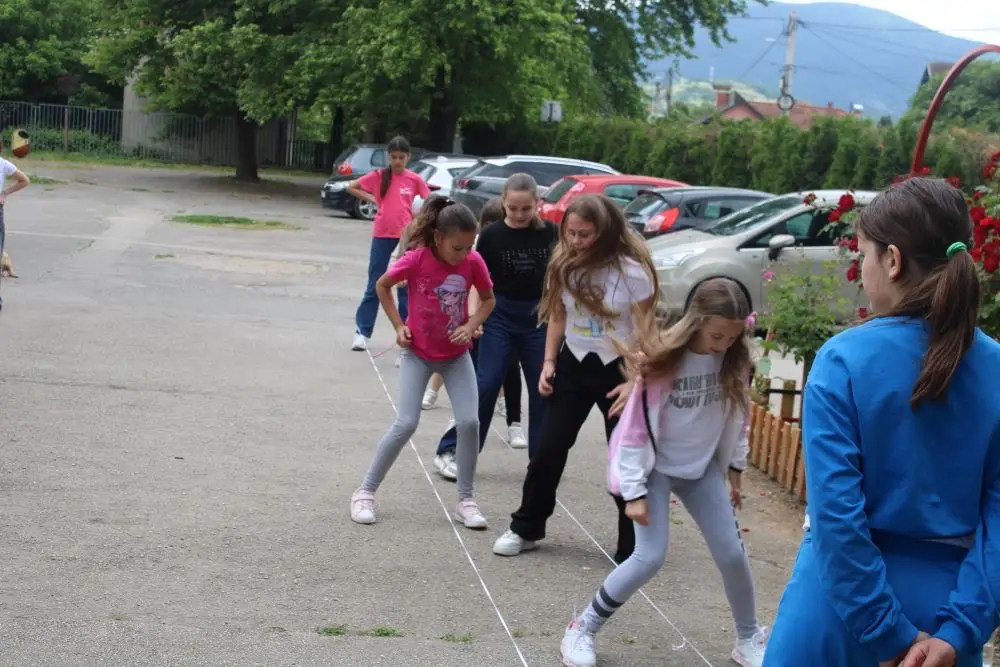 Kao nekada: Deca se igraju lastiša i klikera u dvorištu - lepa slika iz jedne škole u Čačku
