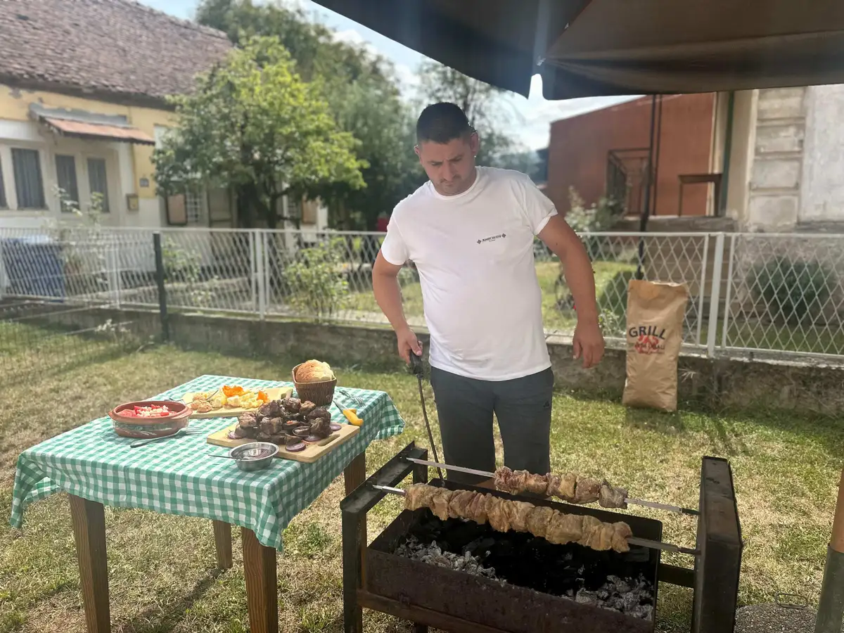 Ovo ako pojedete ujutru bićete siti ceo dan: Jovo iz Dragačeva otkriva kako se pravi čuveni hajdučki ćevap (FOTO)
