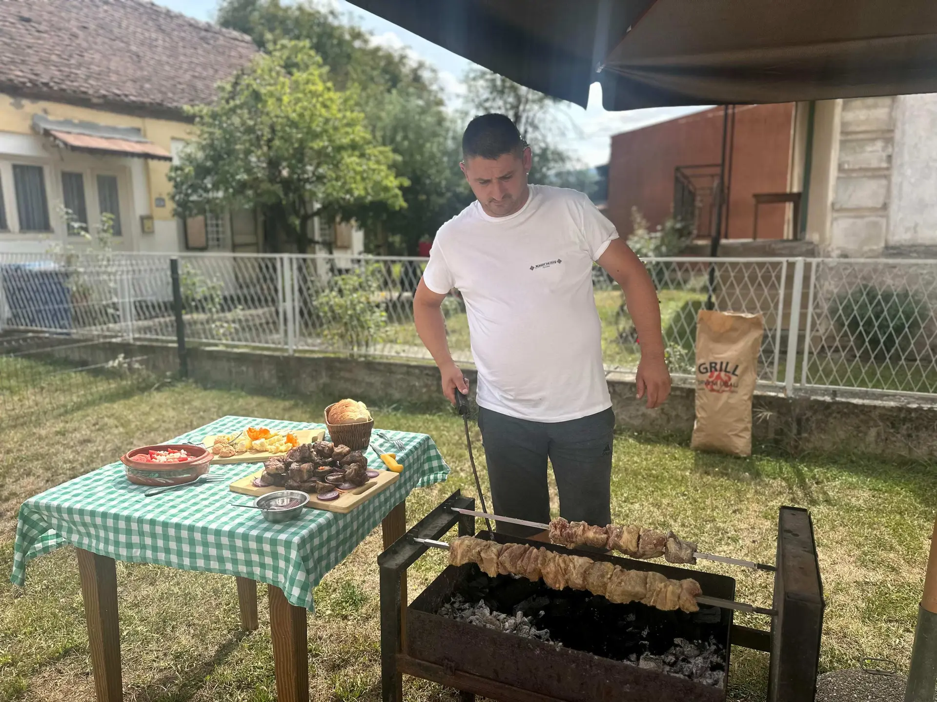 Ovo ako pojedete ujutru bićete siti ceo dan: Jovo iz Dragačeva otkriva kako se pravi čuveni hajdučki ćevap (FOTO)