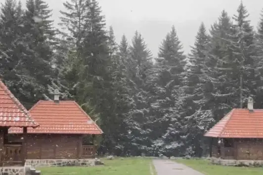 Ponovo sneg na Goliji, drugi za nepunih mesec dana: Hladna i oštra jesen na srpskoj planinskoj lepotici