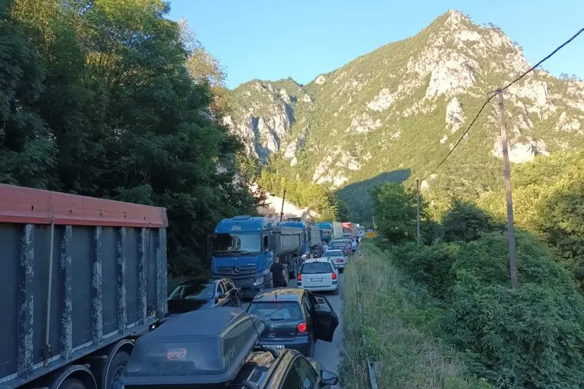 Čekamo dva sata, kolona je kilometarska: Kolaps na graničnom prelazu Gostun - Srbi masovno krenuli na primorje (VIDEO)