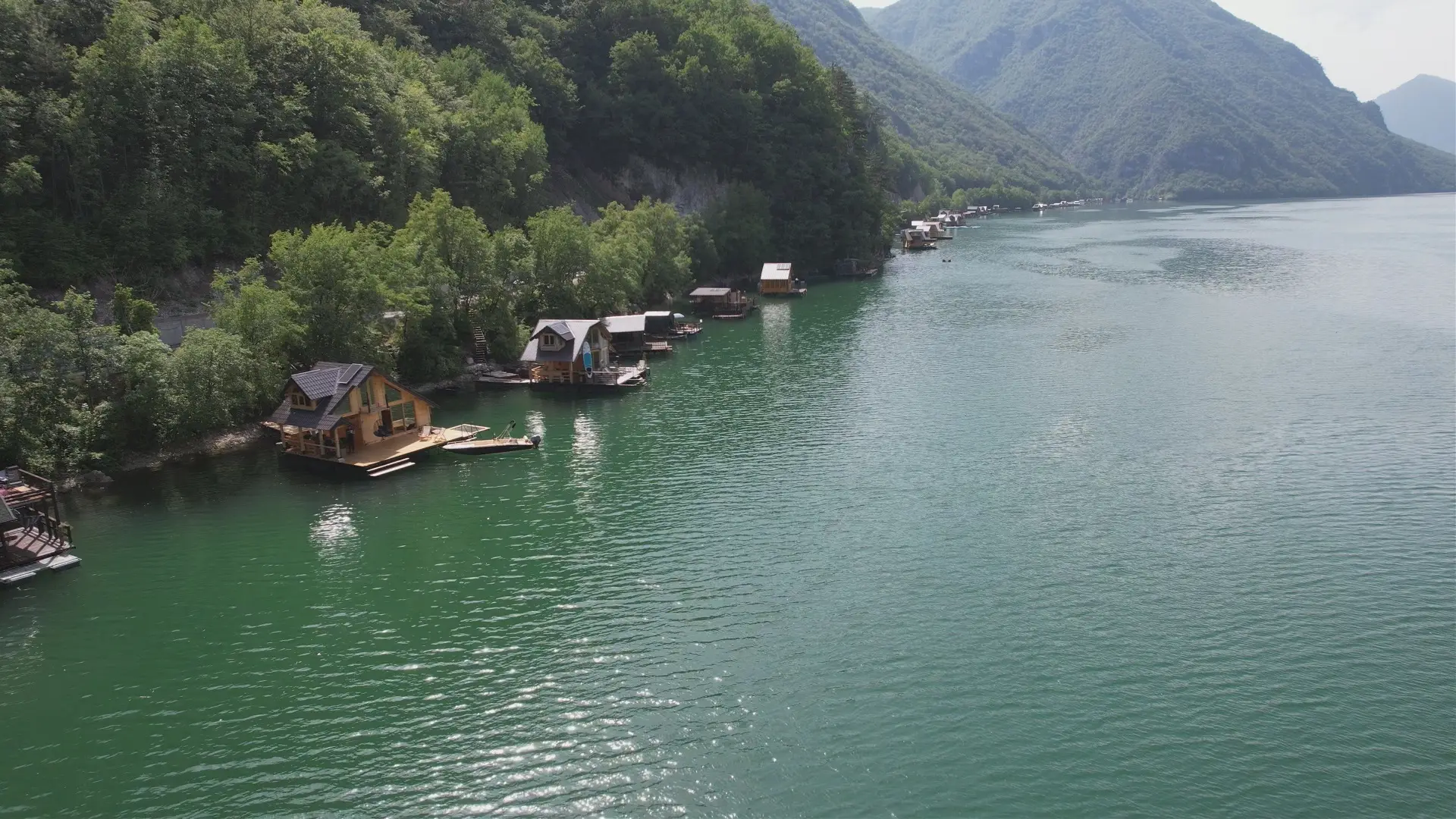 Vojska Srbije stiže na jezero Perućac: Dronovi, čamci i pirotehnika na obali jezera, građanima upućeno upozorenje