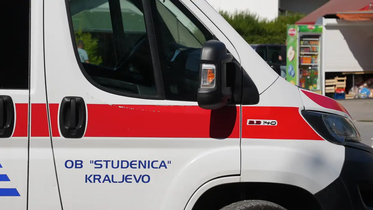 Ogromna tragedija: Premimula devojčica (5) koju je sinoć vozač udario kolima u Kraljevu, njen brat transportovan za Beograd