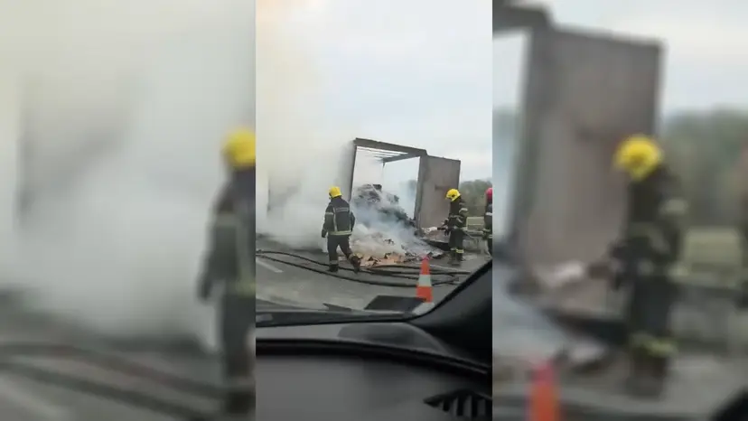 Buktinja progutala prikolicu punu robe na "Milošu Velikom: Prednji deo kamiona ostao netaknut (FOTO)(VIDEO)