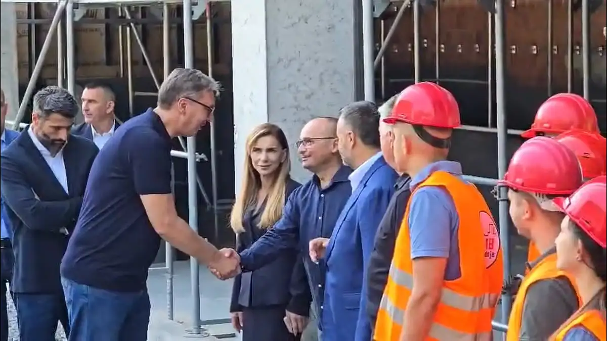 Da svaka majka poželi ponovo da se vrati u to porodilište: Vučić obišao radove na sanaciji i adaptaciji klinike u Tiršovoj (FOTO)