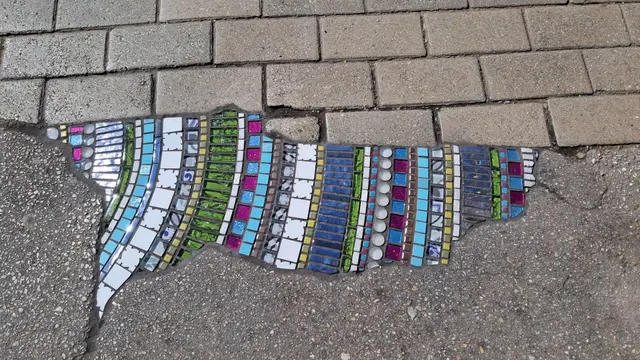 Nepoznati umetnik od rupe napravio mozaik, foto: RINA 