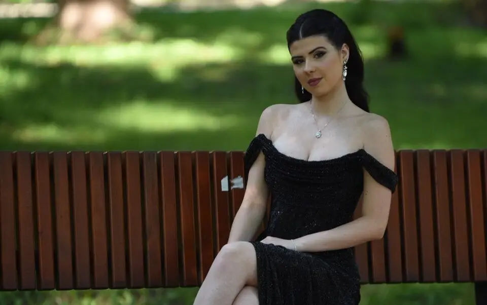 Ona je nakon dve decenije prva prijepoljska maturantkinja koja će studirati u Londonu: Lepa Tajra ostvaruje svoj san - uložila je puno truda i odricanja
