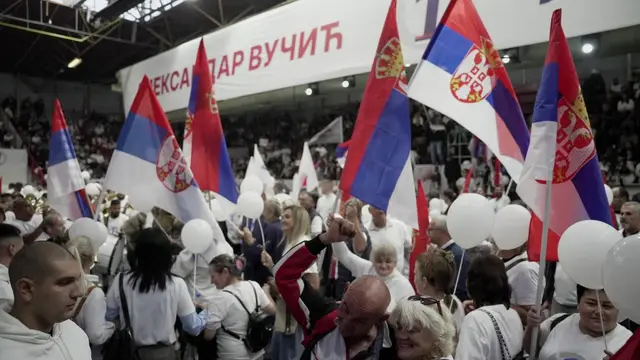 Hiljade ljudi čeka Aleksandra Vučića u Čačku / foto: RINA