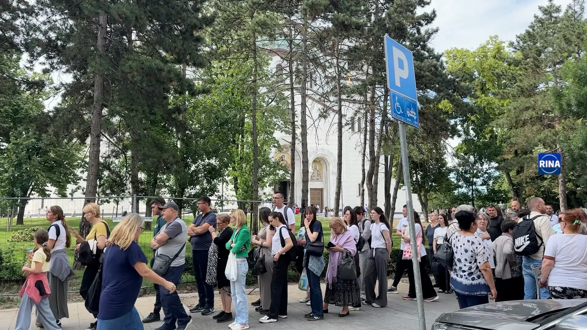 Osećaj je nestvaran, najveća blagodat u životu: Danilo iz Priboja celivao Pojas Presvete Bogorodice - danas nikad duži redovi u Beogradu (FOTO)(VIDEO)