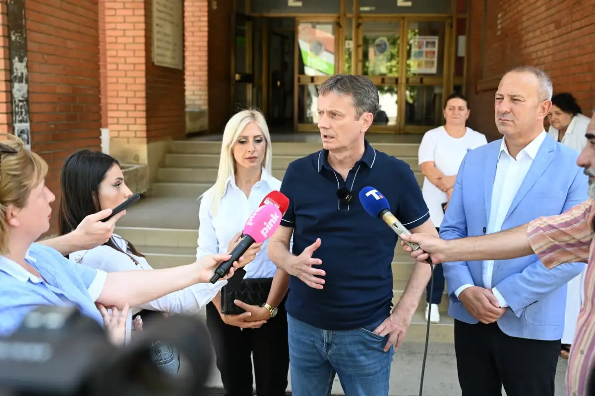 KROV PROKIŠNJAVAO, VLAGA GUŠILA ZDRAVSTVENU USTANOVU: Dom zdravlja u Knjaževcu četiri decenije čekao obnovu, Glišić poslao jasnu poruku (FOTO)