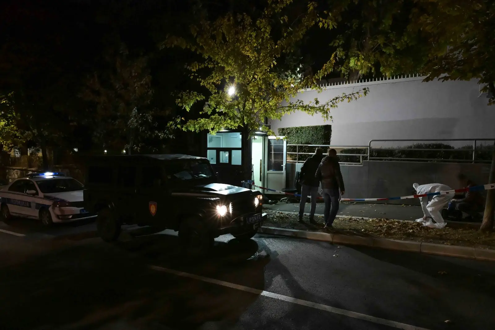 Teroristički napad u Beogradu: Maloletnik noževima napao policajca ispred ambasade Izraela (FOTO)(VIDEO)