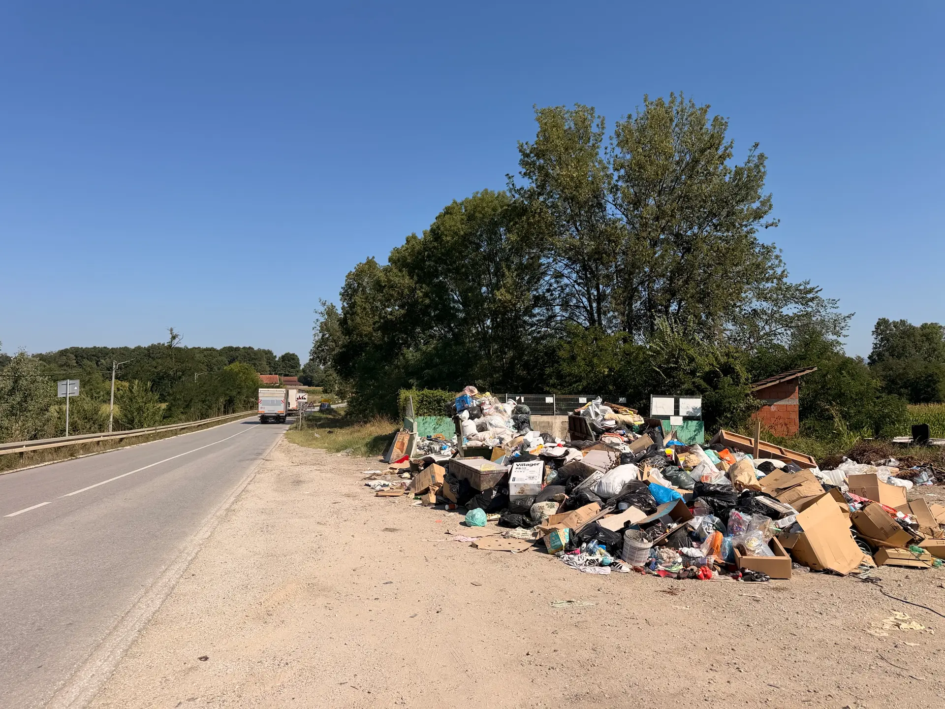 Ekološko ruglo kod Čačka: Preko noći nikla divlja deponija pored groblja i glavnog puta u selu Slatina (FOTO)(VIDEO)