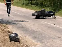 Od siline udara vozač pao na zemlju, odvezla ga Hitna pomoć: Težak sudar motora i automobila u selu Gornja Gorevnica kod Čačka (FOTO)(VIDEO)