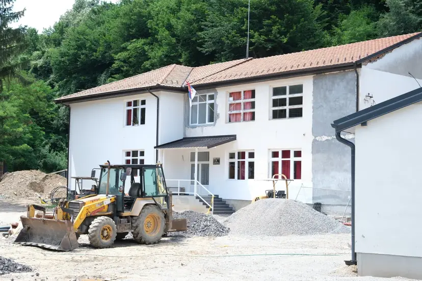 Najlepša slika iz srpskog sela danas stiže iz Kostajnika: Preko 50 mališana dobija novu savremenu zgradu škole, a stiglo i vozilo koje će da vozi decu na nastavu (FOTO)