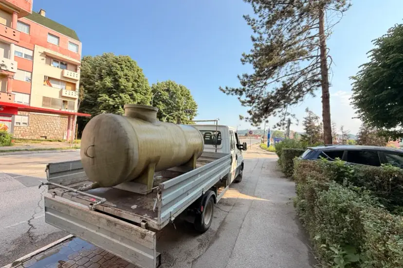 Hitan apel za građane Bajine Bašte: Cisterna sa pijaćom vodom postavljena u centru grada, tropski talas uzima svoj danak