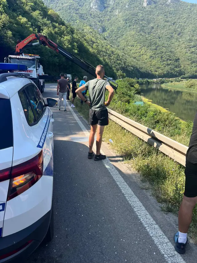 Vozilo uletelo u jezero, u toku izvlačenje vozila - Foto:RINA
