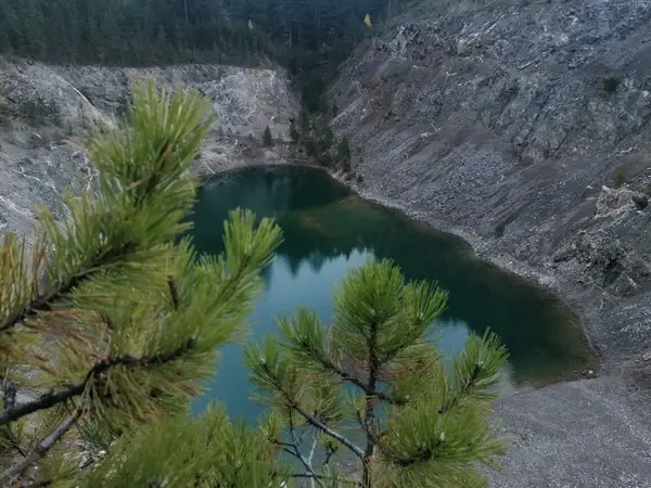 Tirkizni dragulj Zapadne Srbije: Tavničko jezero kod Zlatibora krasi neverovatna lepota, samo retki do njega dolaze (FOTO)