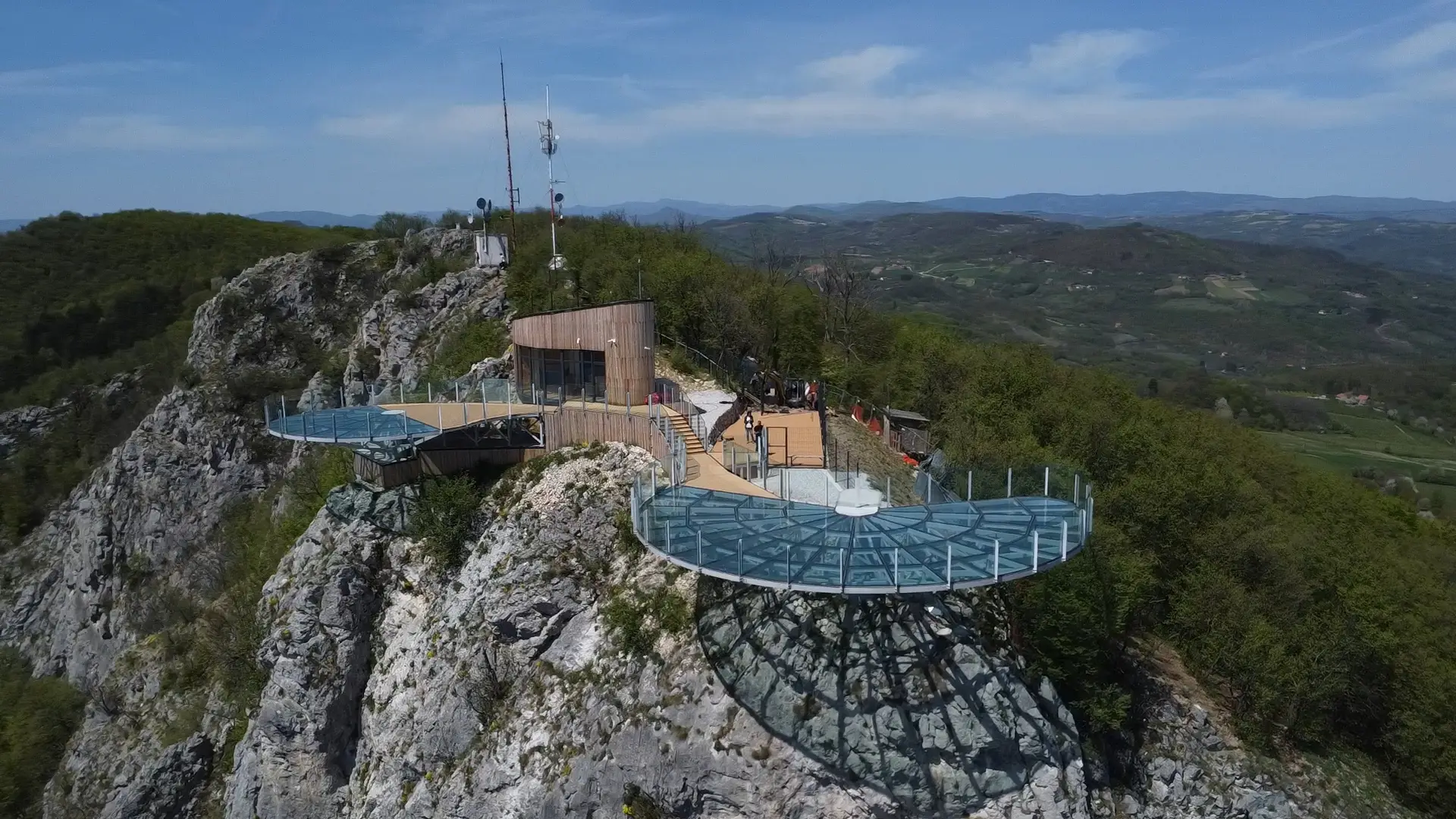 Jači i čvršći od svega i svih: Spektakularni vidikovac na Kablaru dobio upotrebnu dozvolu - potpuno bezbedan i spreman za prve posetioce (FOTO)(VIDEO))