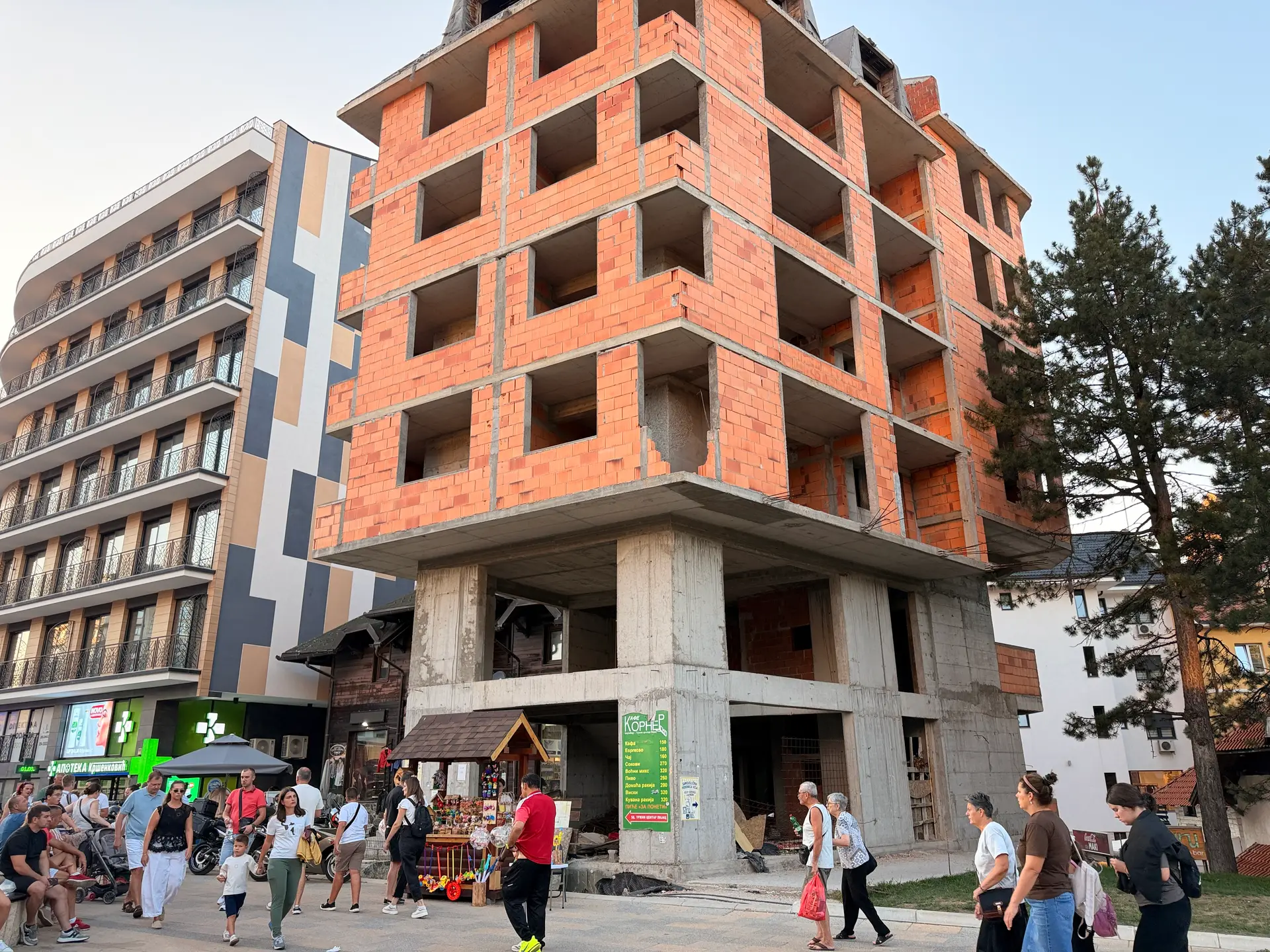 Kao da su je sklapali iz kinder jaja: Neobična građevina u centru Zlatibora i ovog leta privlači pažnju prolaznika - niko na njoj više ništa ne radi (FOTO)