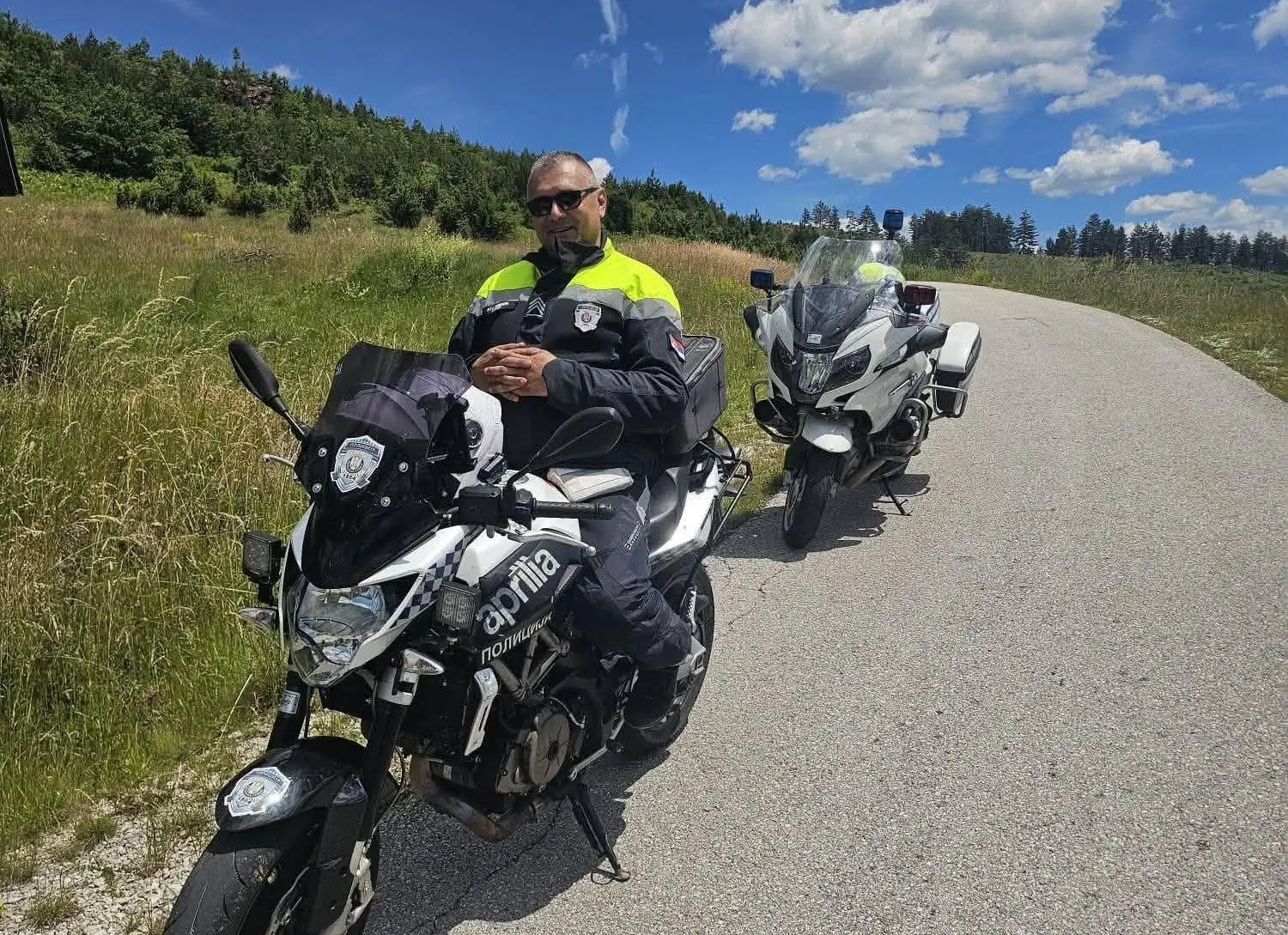Heroj na točkovima: Policajac Muamer spasio iznemoglog beloglavog supa koji se nalazio pored puta - čuvao ga sve do dolaska nadležnih ekipa (FOTO)